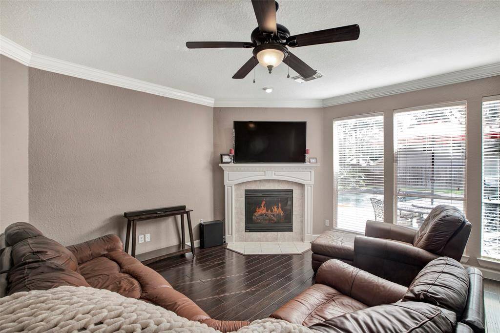 Livingroom with Gas Log Fireplace