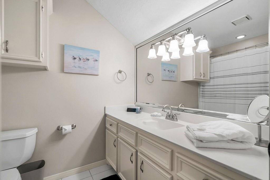 Spacious and bright second-floor full bath.