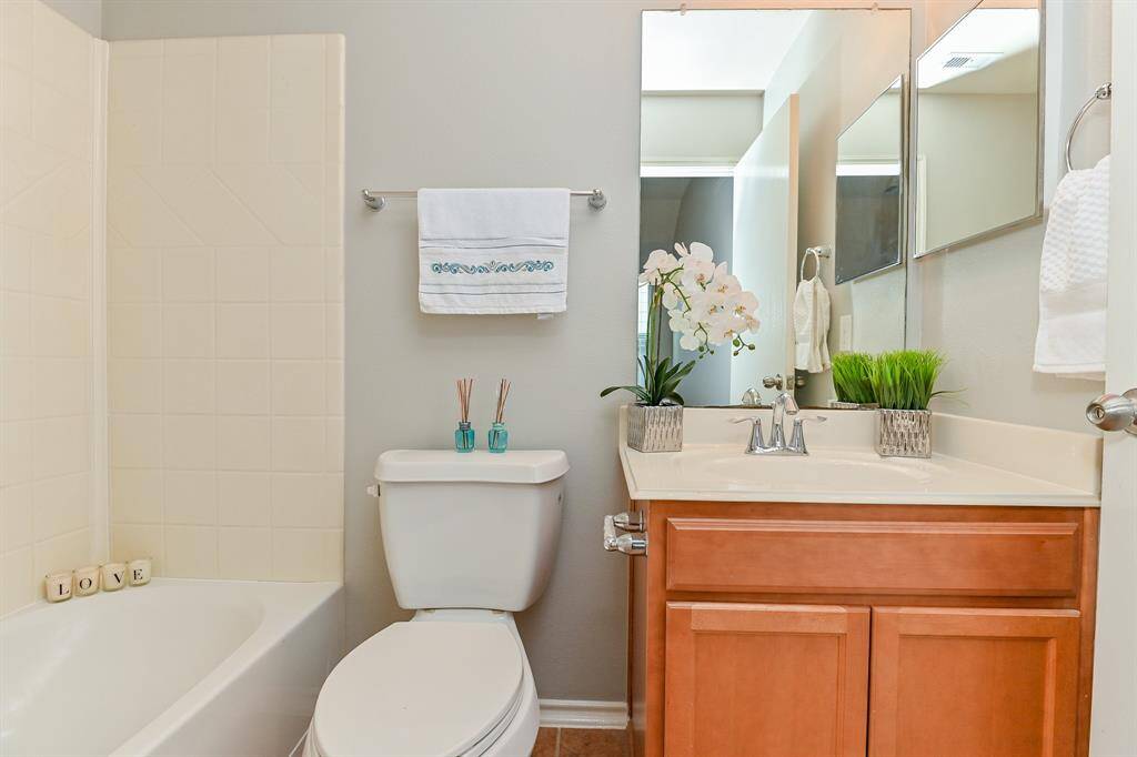 Elegant primary bathroom in excellent condition, featuring modern fixtures and a soothing ambiance.