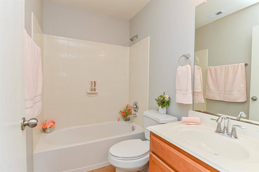 Pristine full guest bathroom in excellent condition.