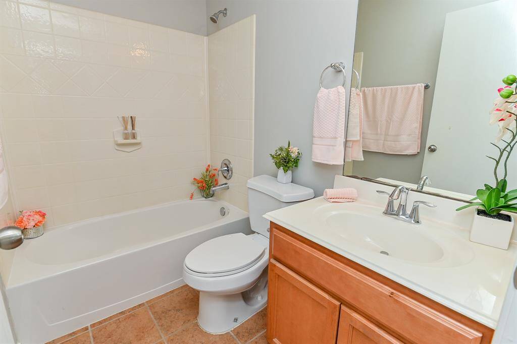 Immaculate guest bathroom in excellent condition.
