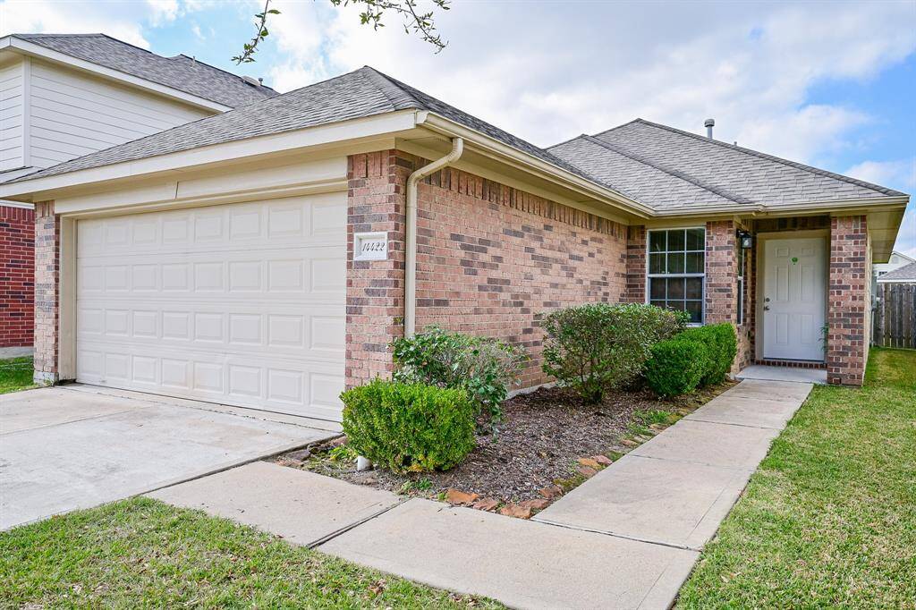 inviting, this freshly power-washed home offers a warm welcome with its nice curb appeal.