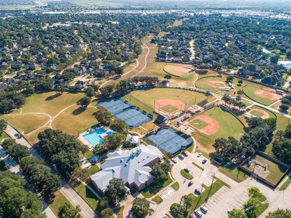 Enjoy membership to the Fairfield Athletic Club, 6 lighted tennis/pickleball courts, 2 splash pads, and 6 community pools with 15414 Freestone Peach Lane’s HOA dues.