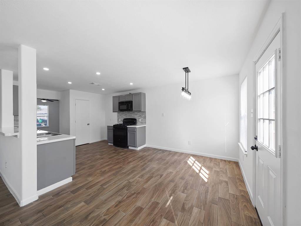 Adjacent to the kitchen, a cozy breakfast area invites you to enjoy casual meals and morning coffee, providing a perfect spot to start your day.