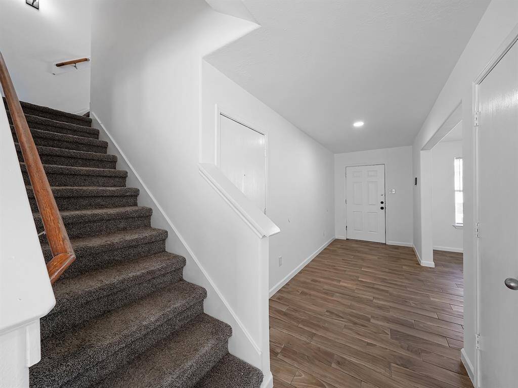 Alternative view of the entryway.
