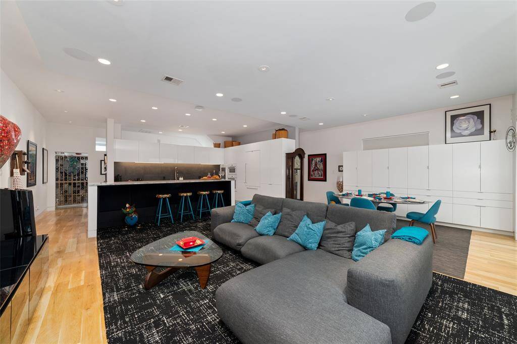 You’ve arrived at your dream home, right in the heart of the Museum District! 1807 Prospect St. - your new home address.