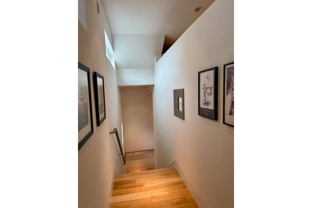 Beautiful 3/4-inch oak hardwood flooring. Check out the stunning 32x32 La Nova tile-it’s a real showstopper!