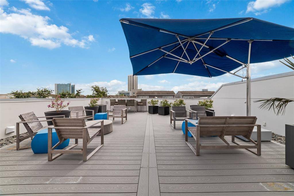 Trex deck offering 360-degree views, including the downtown Houston skyline. Enjoy those vibrant Texas sunsets.