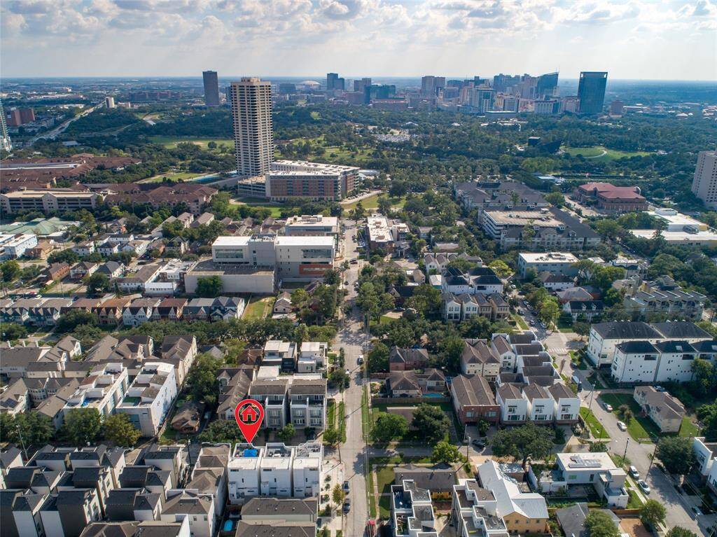 Top educational institutions like Rice University, University of Houston, and St. Thomas University are within walking or a short driving distance. For added convenience, the Light Rail Metro System offers easy access to Downtown and the Reliant Stadium Entertainment Complex.