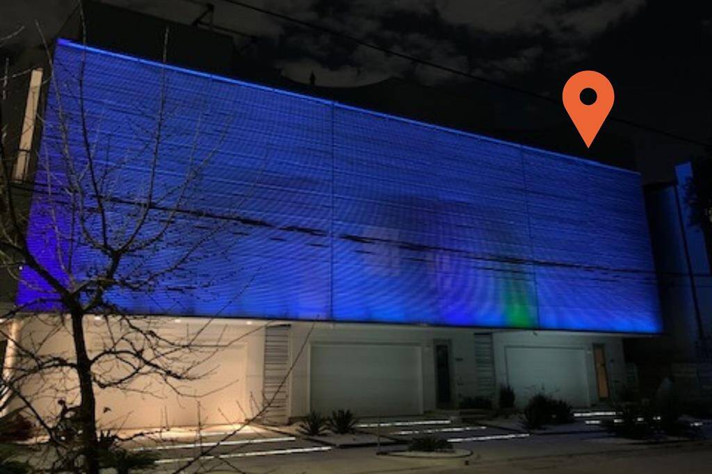 A gorgeous architectural LED lighting system privacy screen adorns the front facade. The driveway LED night glow lighting will light your way home. To tackle the Texas heat and make a bold artistic statement, this property features a westerly-facing privacy screen. This innovative element not only minimizes daytime heat but also…
