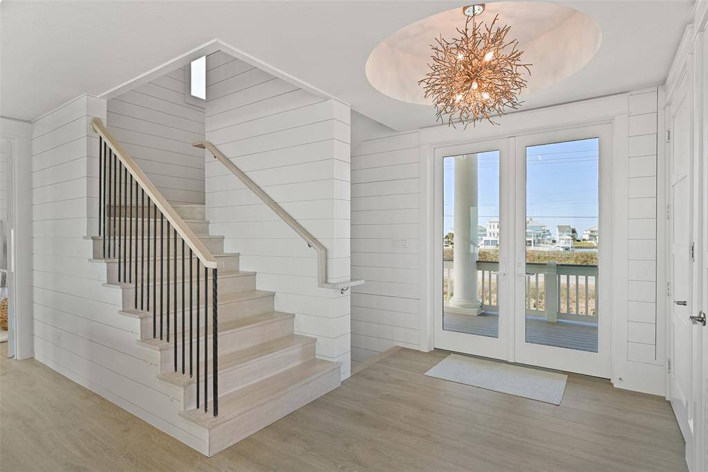 Foyer - Main Floor