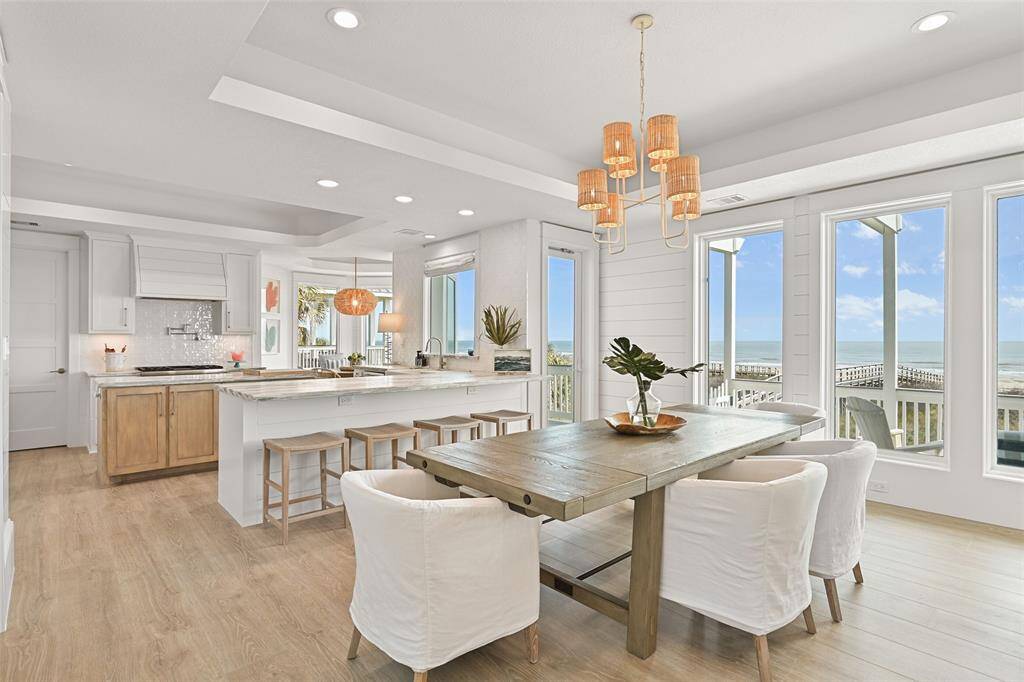 Dining Area - Main Floor