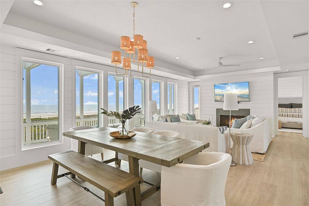 Dining Area - Main Floor