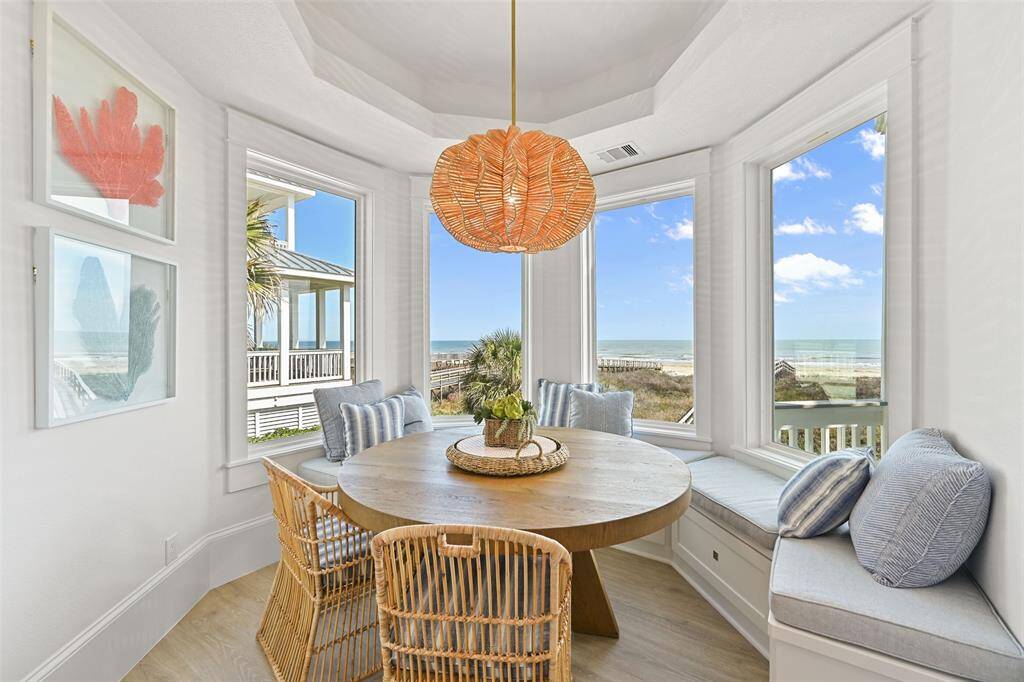 Breakfast Nook - Main Floor