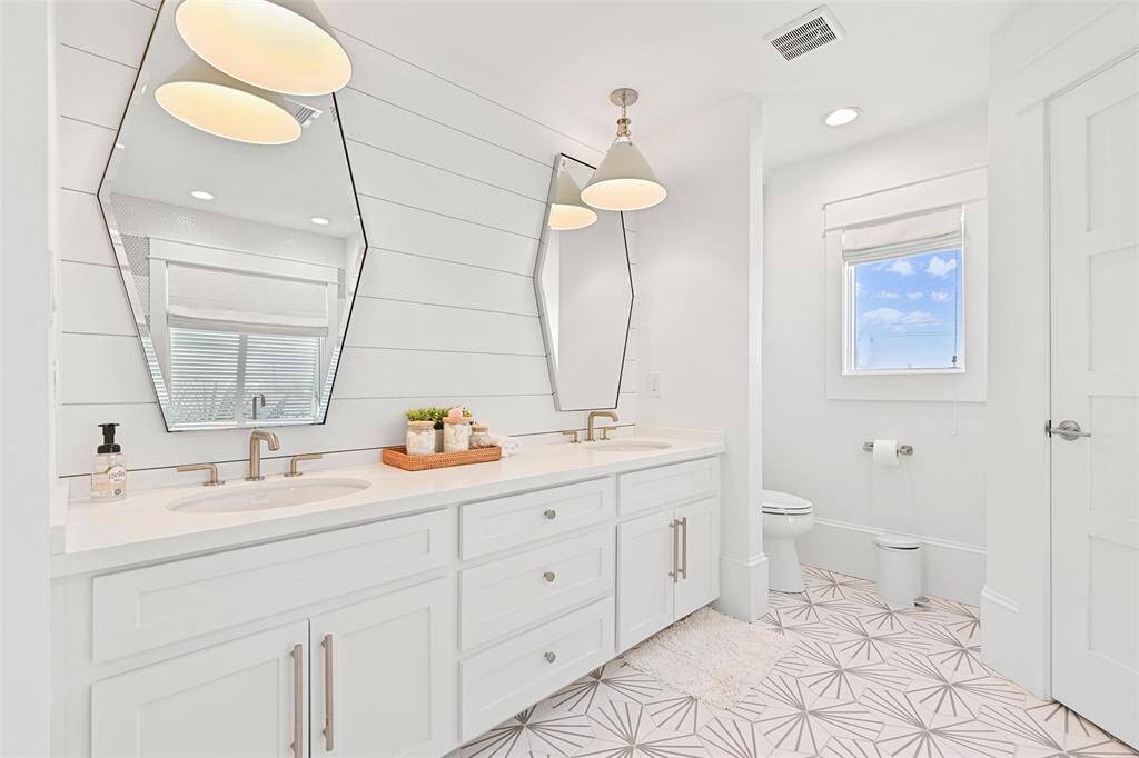 Bunkroom Bath - Top Floor