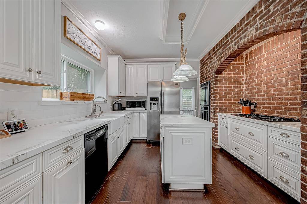 This stunning updated kitchen ready for you! Look at all of the storage here! Wow!