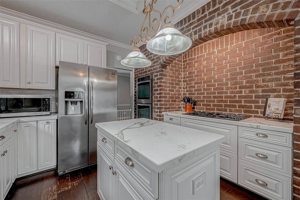 Nice-sized Island perfect for storage and meal prep. Dekton Countertops are what you want if you use your kitchen a lot! They are extremely durable and these countertops look brand new!