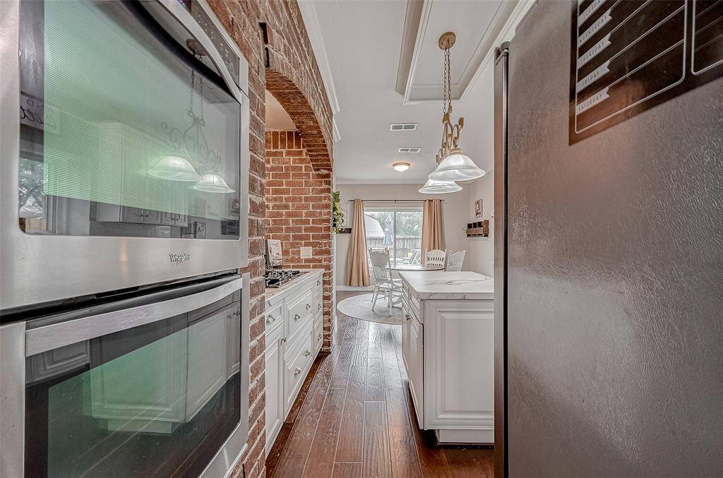 Double gas ovens make this a chef's delight and help make your special meals in a jif.