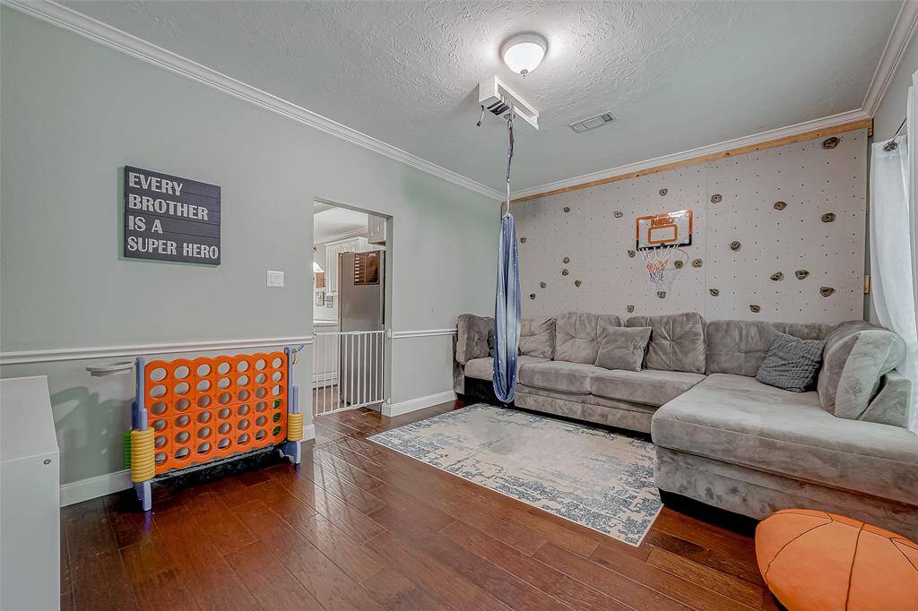 Keep an eye your loved ones here with the close proximity to the kitchen.