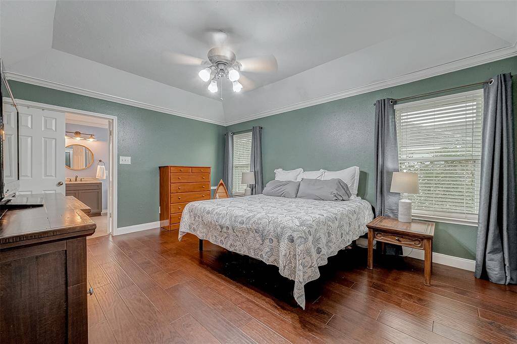Upstairs, this homeowner's ensuite is the perfect respite for the end of your long Houston days.