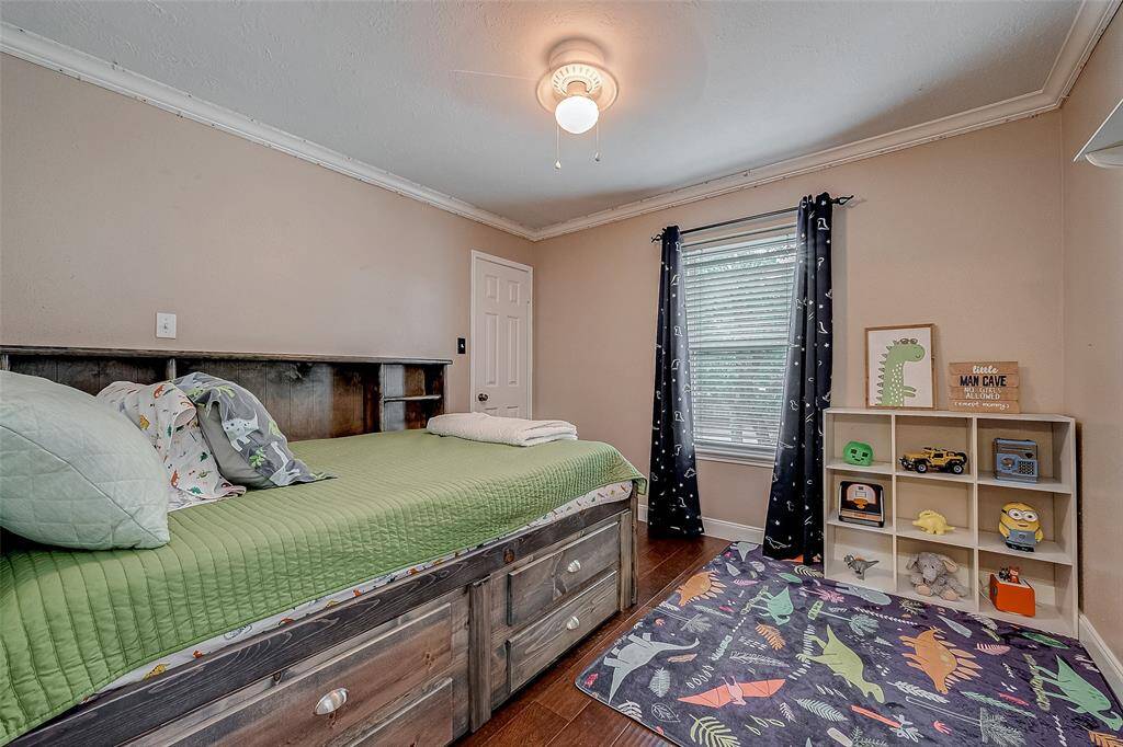 Cute second bedroom with plenty of room to move along with a nice-sized closet.