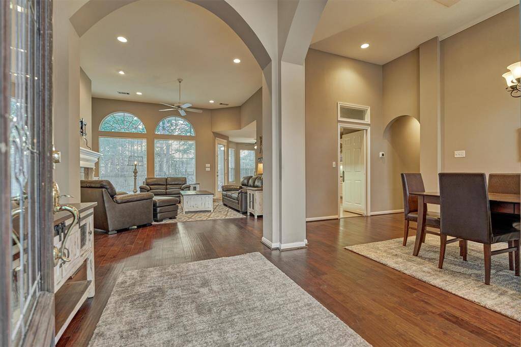 The high ceilings and stately archways help to  appreciate the open and spacious floorplan.
