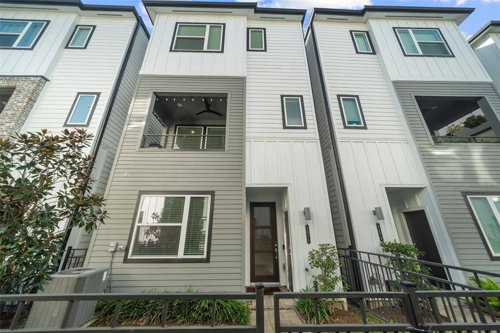 Welcome to 2475 W. 11th Street in Timbergrove Yards. Home in Timbergrove Yards gated community also features a fully gated front yard and balcony on the second floor.