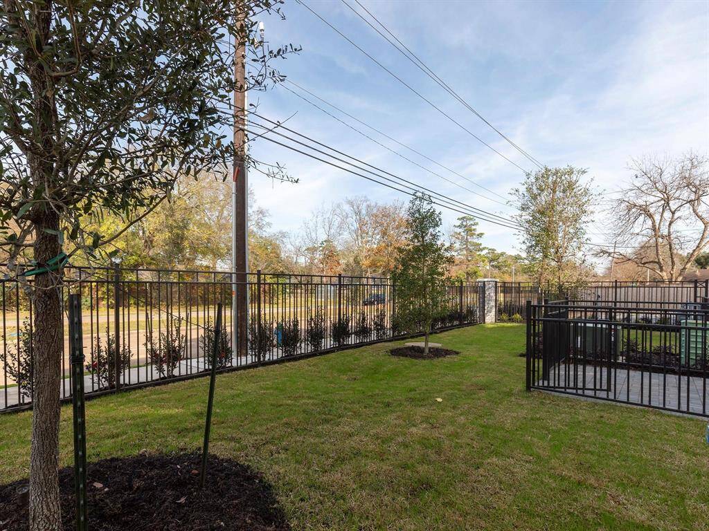 Timbergrove yards features a Dog park