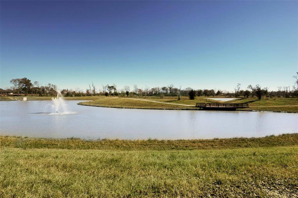 At the heart of Woodcreek Reserve is a picturesque lake that serves as a central gathering point for residents. Surrounded by walking trails and green spaces, it offers a tranquil spot for leisurely strolls, birdwatching, or simply taking in the view. The lake not only enhances the neighborhood’s natural beauty but also fosters a sense of community by providing a peaceful, scenic setting where neighbors can connect and unwind.