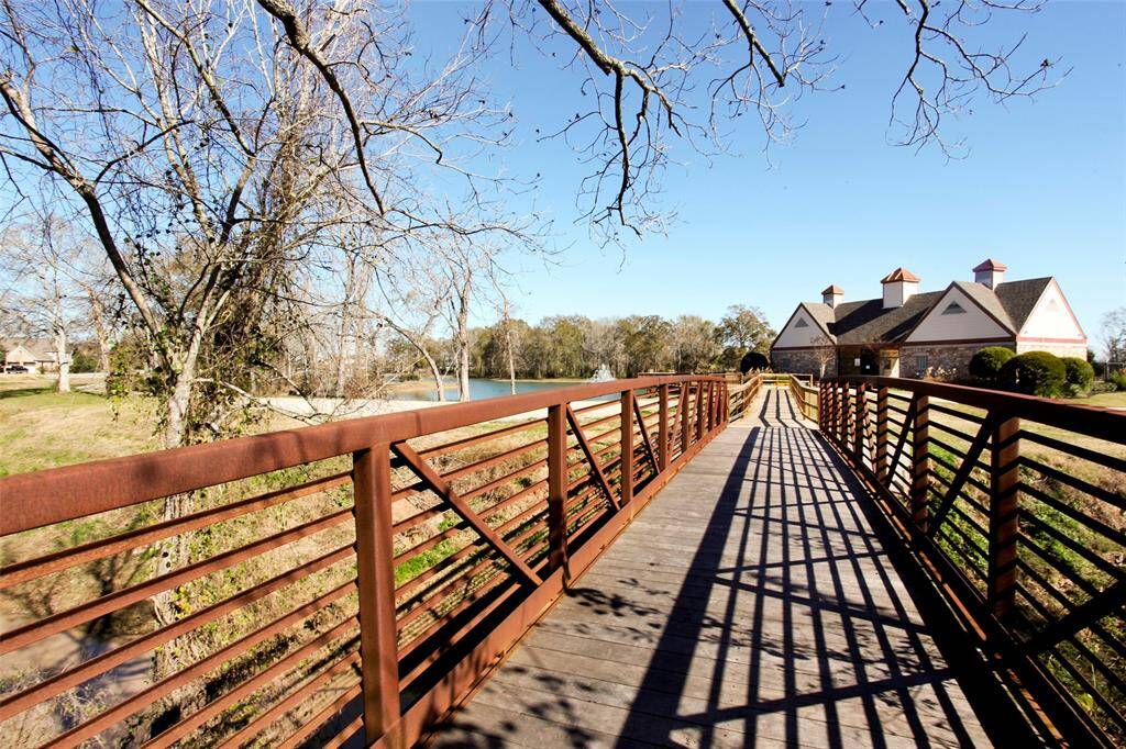 Woodcreek Reserve’s trails are a true gem of the neighborhood, offering residents an invigorating escape into nature without leaving home. Imagine winding paths lined with mature trees and manicured landscaping that invite you to jog, cycle, or simply take a leisurely stroll while soaking in the scenic beauty.