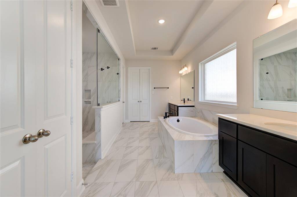 luxury primary suite to give you relax and enjoyment