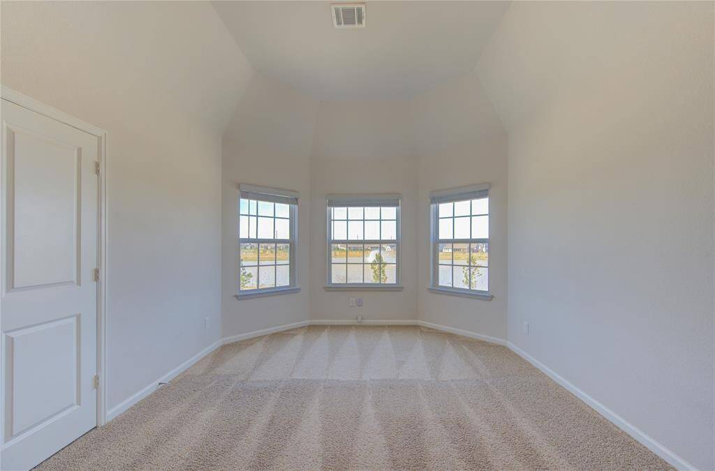 upstairs guest bedroom 1 have beautiful lake view