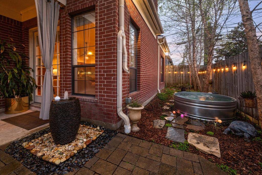 The water feature create such a calm relaxing atmosphere you don't feel like you are in the City.
