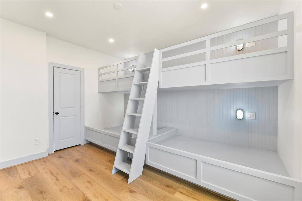 This beautifully designed 4-bed bunkroom combines style and practicality, with each bunk featuring its own designer light and easy-to-climb ladder. A cozy and charming space, perfect for guests or family.