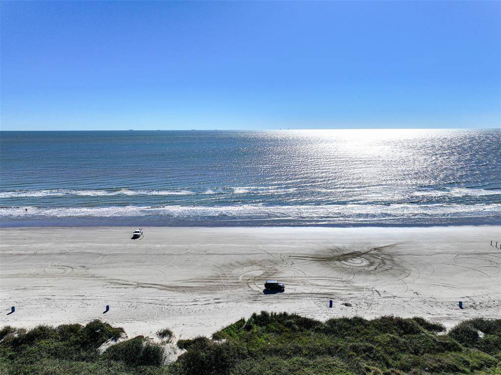 The Gulf of Mexico is practically your backyard, providing unparalleled proximity to the stunning coastal scenery and lifestyle.