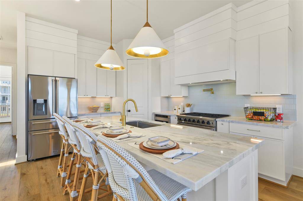 This stunning kitchen is a chef’s paradise! Equipped with premium Thor stainless steel appliances, a convenient microwave drawer, a gold-brushed pot filler, marble countertops, a spacious bar-set island, and an oversized pantry—all enhanced by sweeping panoramic water views.