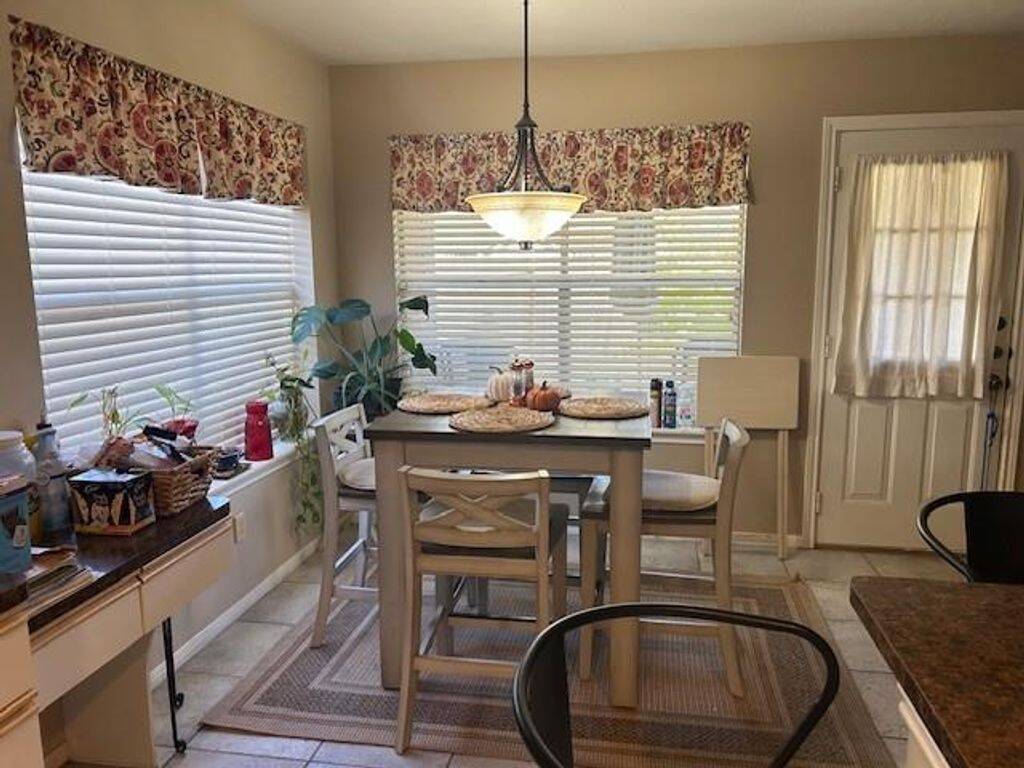 Cheerful Breakfast Room