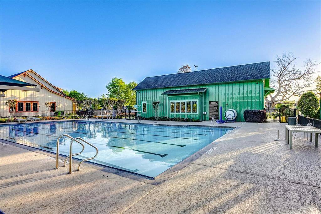 Fulbrook on Fulshear Creekboasts two pools for residents'enjoyment: a competition pooland a resort-style pool. Whetheryou're splashing around with thekids, participating in the swimteam activities, or simply seekingsome tranquil alone time, there'ssomething for everyone to enjoy.