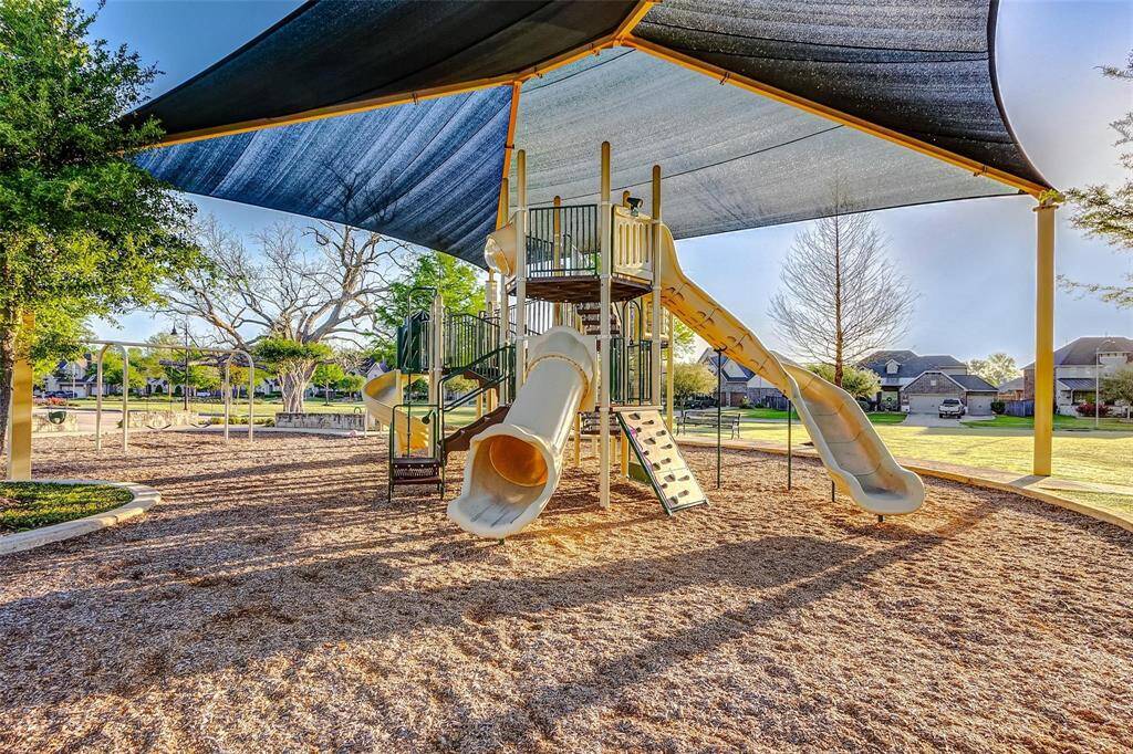 Children at Fulbrook on FulshearCreek have their own shadedplayground. Take a moment tounwind and appreciate naturewhile the kids enjoy outdoorplaytime.