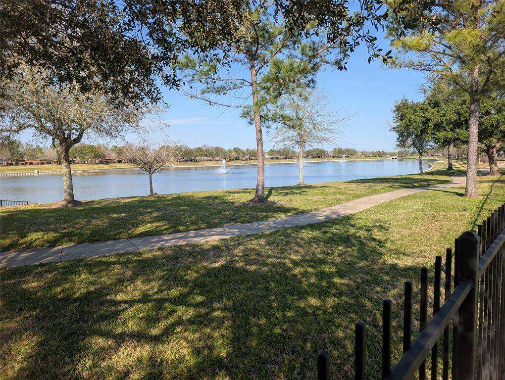 Access to the lake