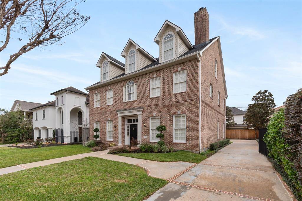 Picturesque curb appeal with a gated driveway. The front yard could also be gated.