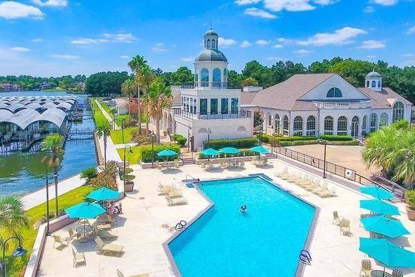 Bentwater's iconic Yacht Club and full-service Marina attend to your every need for a fun day on the lake.
