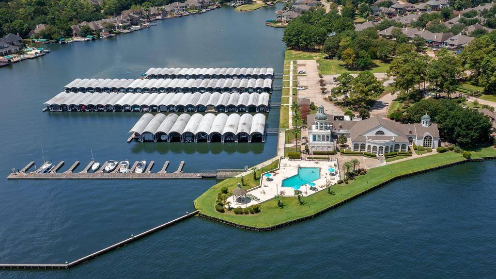Bentwater's iconic Yacht Club and full-service Marina attend to your every need for a fun day on the lake.