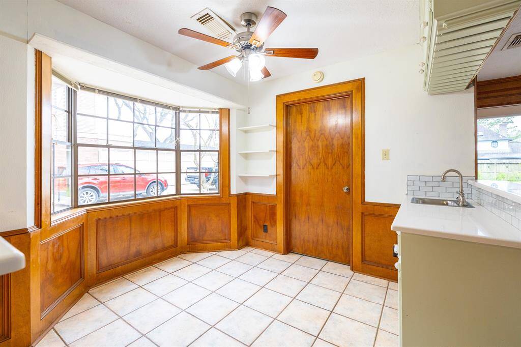 Breakfast Room with wet bar