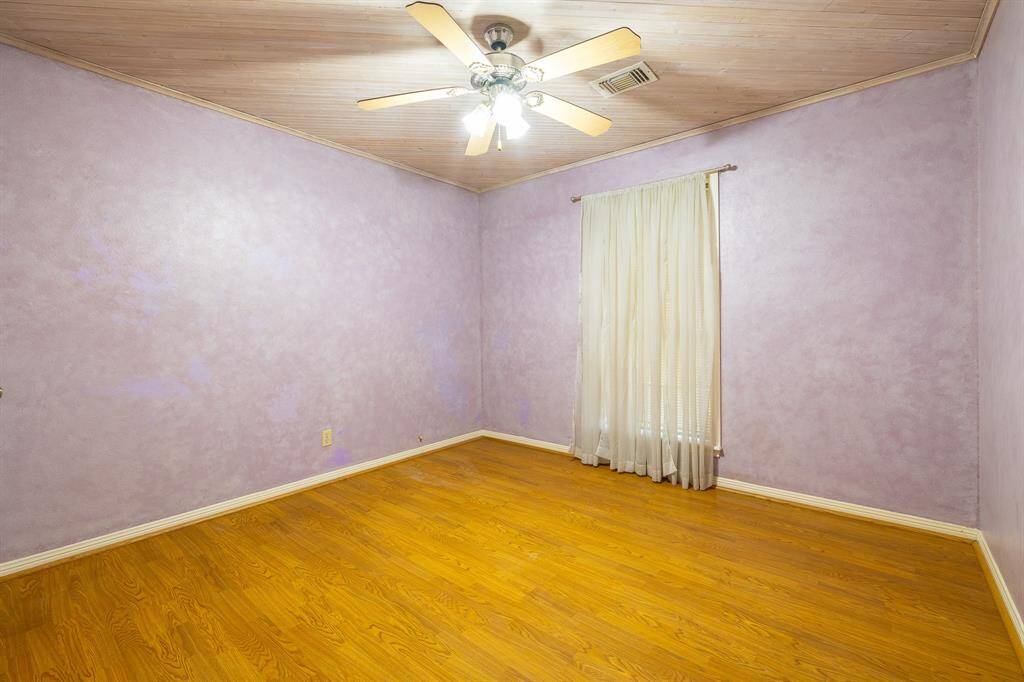 Secondary BR downstairs. Would make a great nursery!