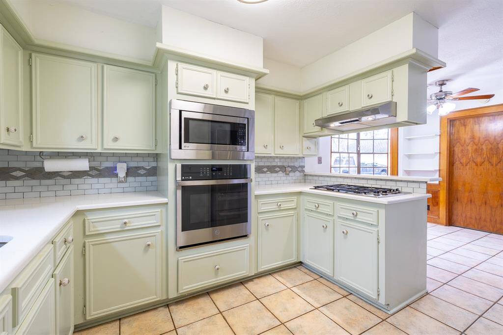Great kitchen with new appliances!