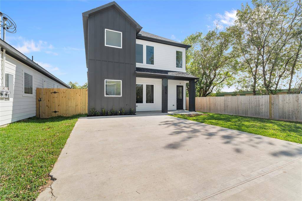 The oversized driveway provides ample parking space, offering both convenience and functionality. Whether for multiple vehicles or guest parking, this thoughtfully designed space enhances the ease of everyday living.
