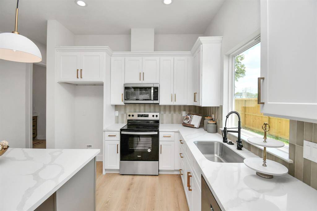 Realize your culinary aspirations in this chef's haven, featuring abundant cabinet space and exquisite design elements. Perfect for crafting gourmet meals with style and ease.