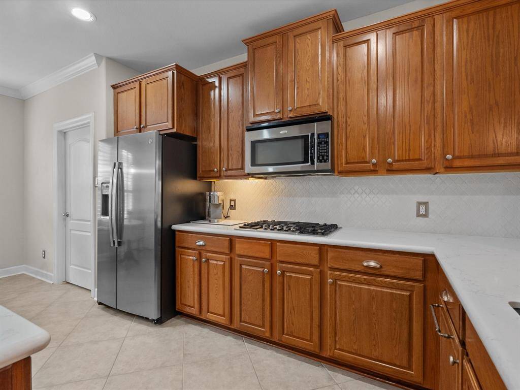 The gas cooktop provides a chef-friendly cooking experience.
