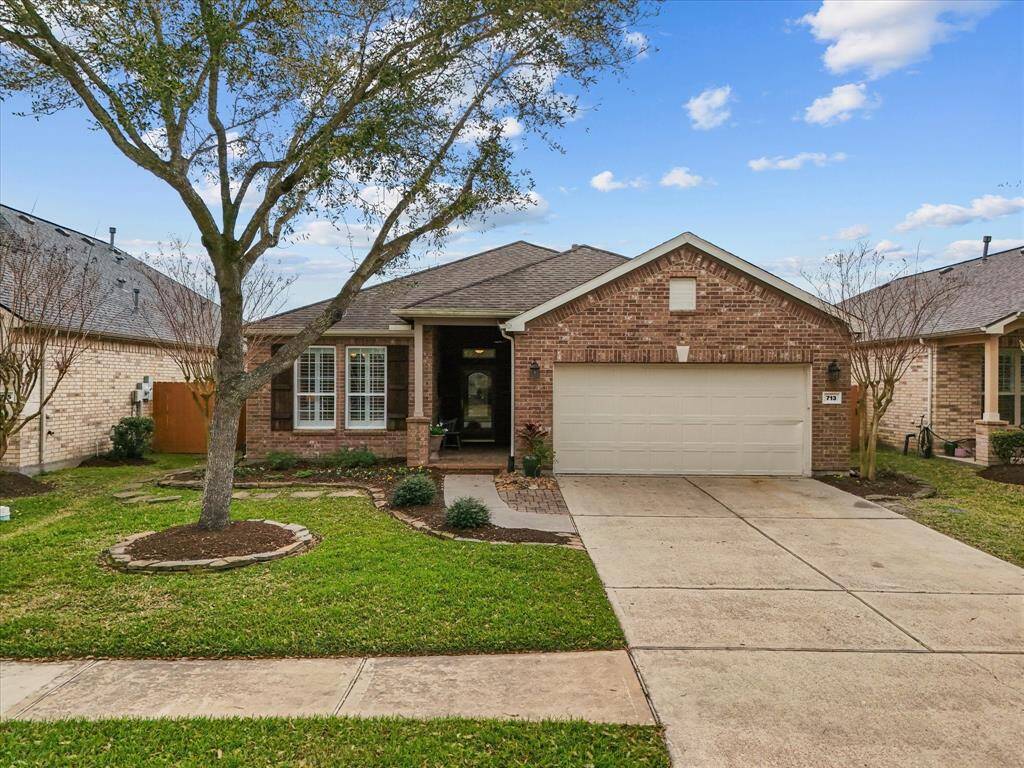 This charming home is located on a quiet cul de sac street and just a few minutes walk to the spectacular club house featuring state of the art gym, olympic size pool, and so much more!!